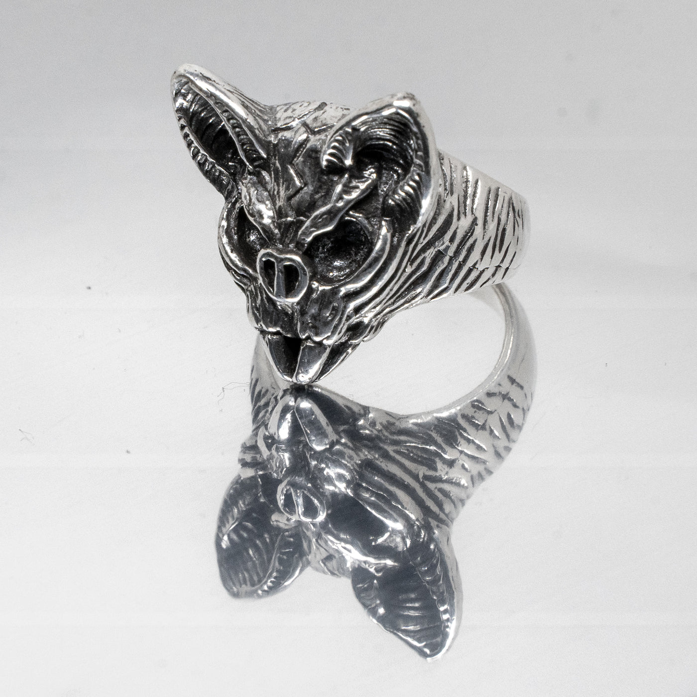 Bat Head 925 solid sterling silver ring, great detailing. Available in size M - Z+5 although we can make it any size for you just ask.  The bat ears are sticking straight up, he's ready for action! Great detailing on the fur & facial features

