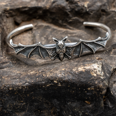 925 sterling silver torc in the shape of a flying bat.  Great detailing.  As it is a torc there is no closure it slips on to your wrist. Just squeeze in place
