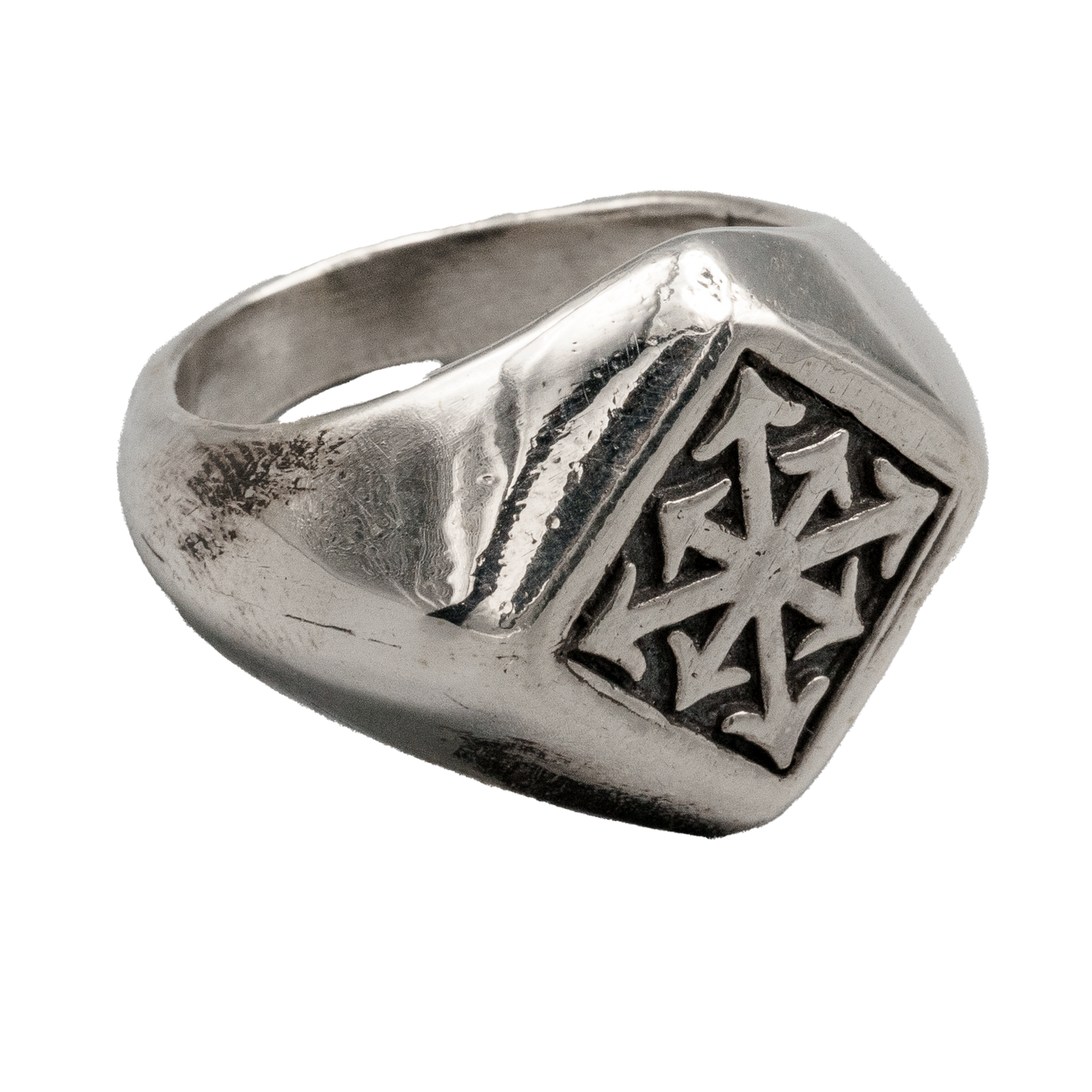 925 solid sterling silver signet ring with a chaos star symbol.  The symbol consists of 8 arrows in a radial pattern. M to Z+5 sizes available