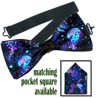 Lovely design with swarms of jellyfish n shades of blues & purples.  Handmade bow tie & pocket square.  The bow tie is on a sliding ribbon to easily attach. The pocket square is  25 cmx 25 cm, pre-tied so just pop it straight in your pocket. Cotton
